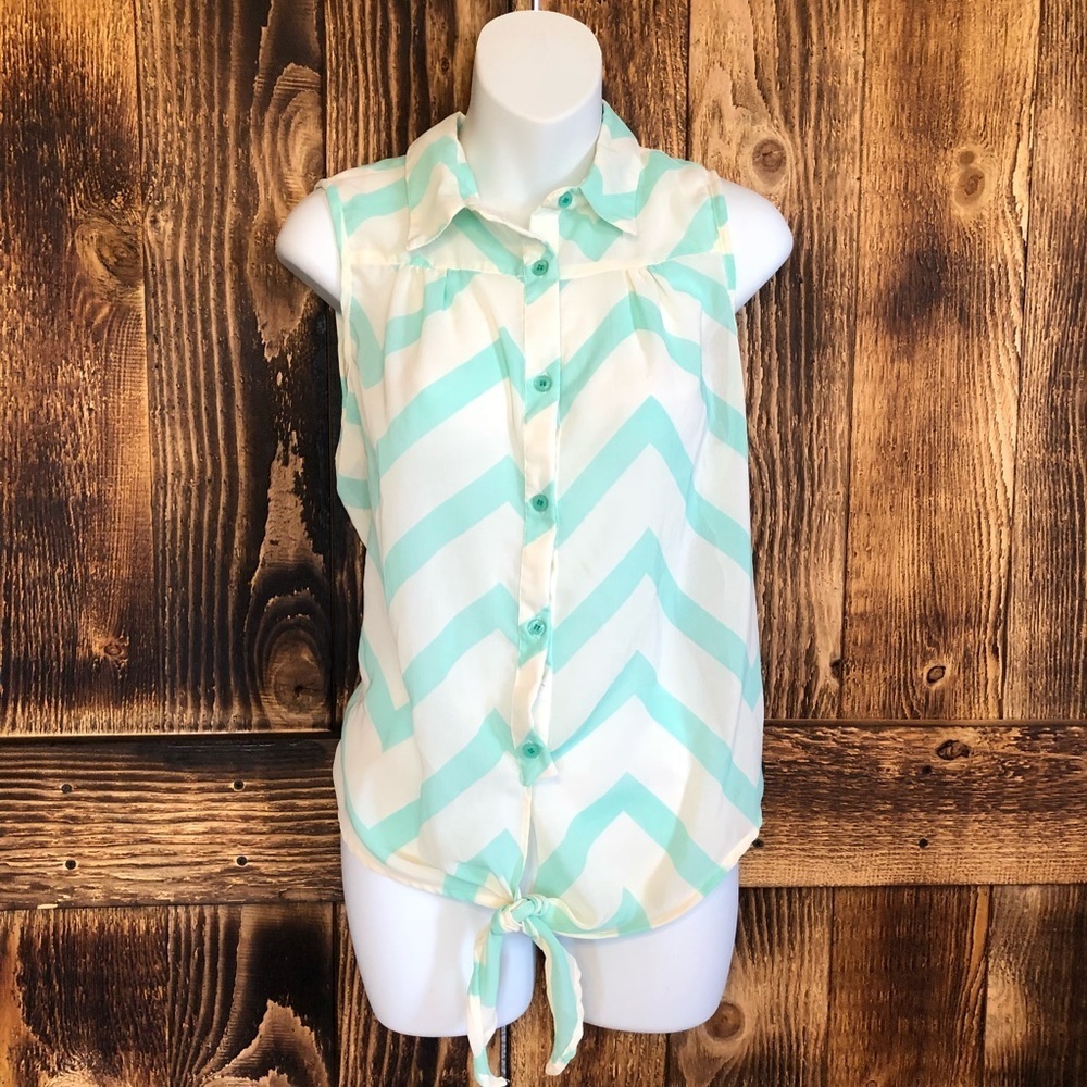Francesca’s Chevron Striped Printed Button Down Sleeveless Tie Waist Blouse Sz L